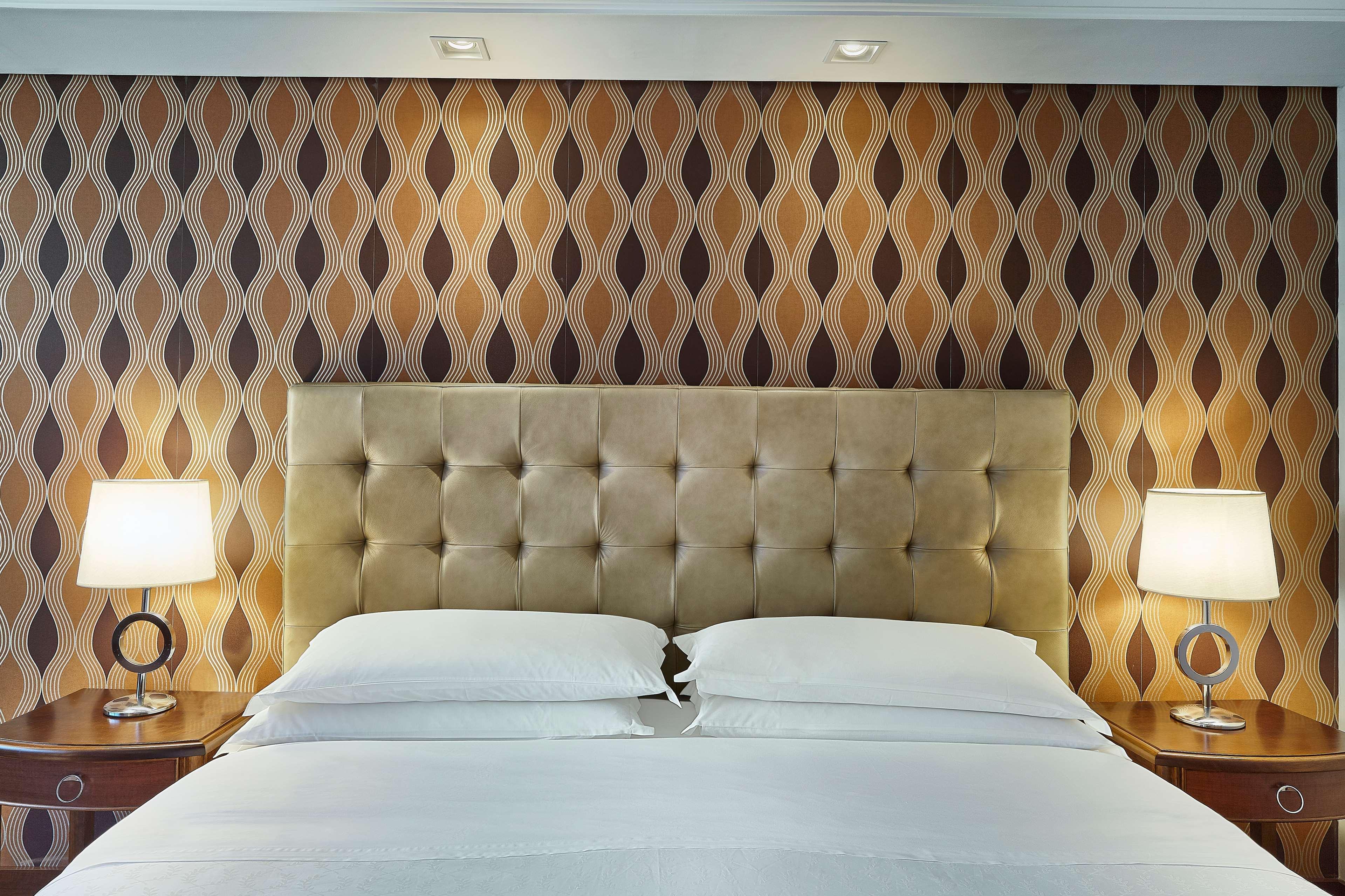 فندق Hilton Porto Alegre, Brazil المظهر الخارجي الصورة A bed with a headboard